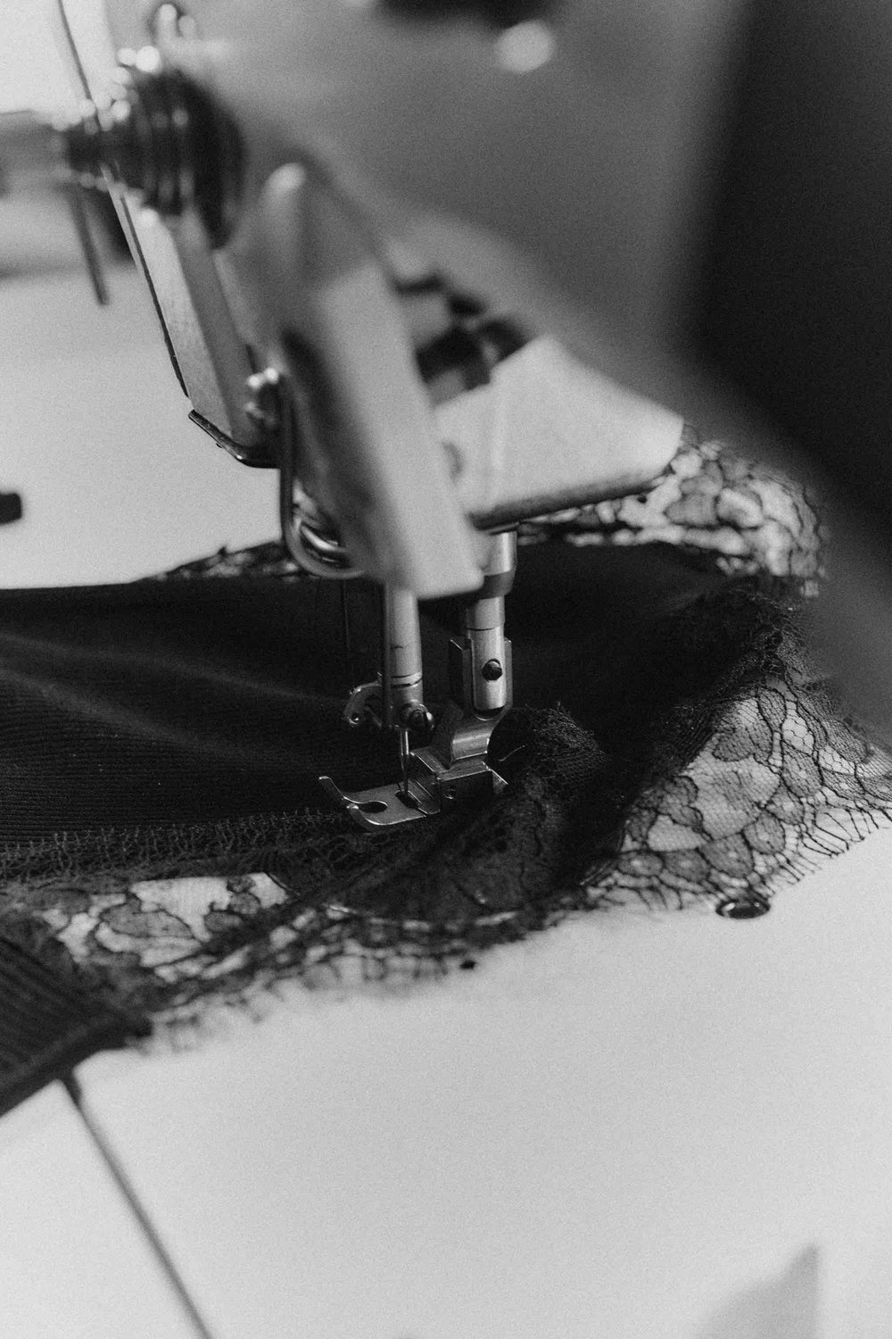 Detalle de tejido Oscalito — precisión textil, fibra natural y acabado italiano