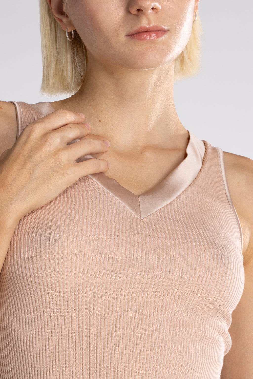 Polera Sin Manga Escote V Mujer Oscalito 4247 – Lana Merino, Seda y Satén de Seda