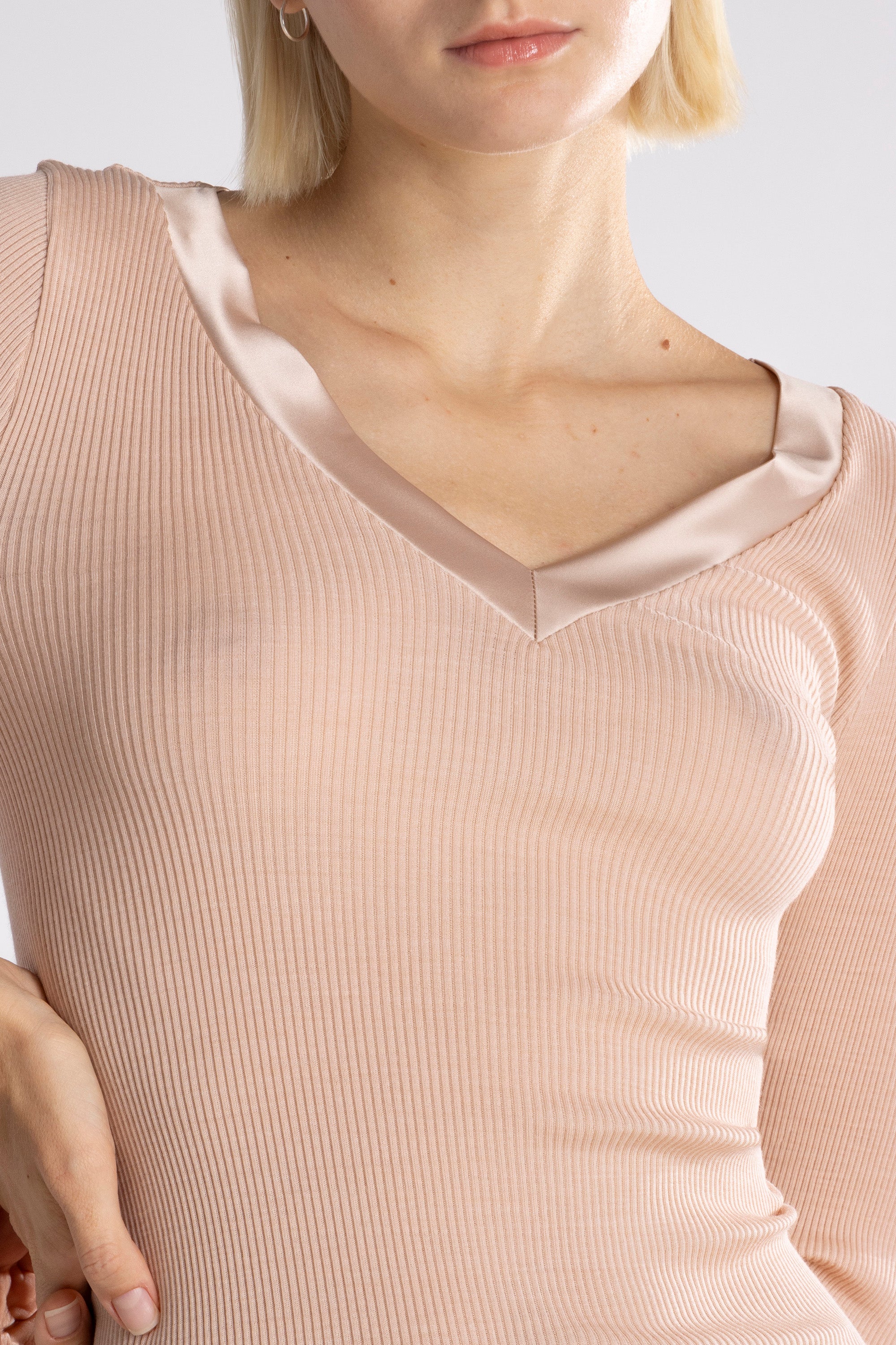 Polera Manga Larga Escote V Mujer Oscalito 4248 – Lana Merino, Seda y Satén de Seda