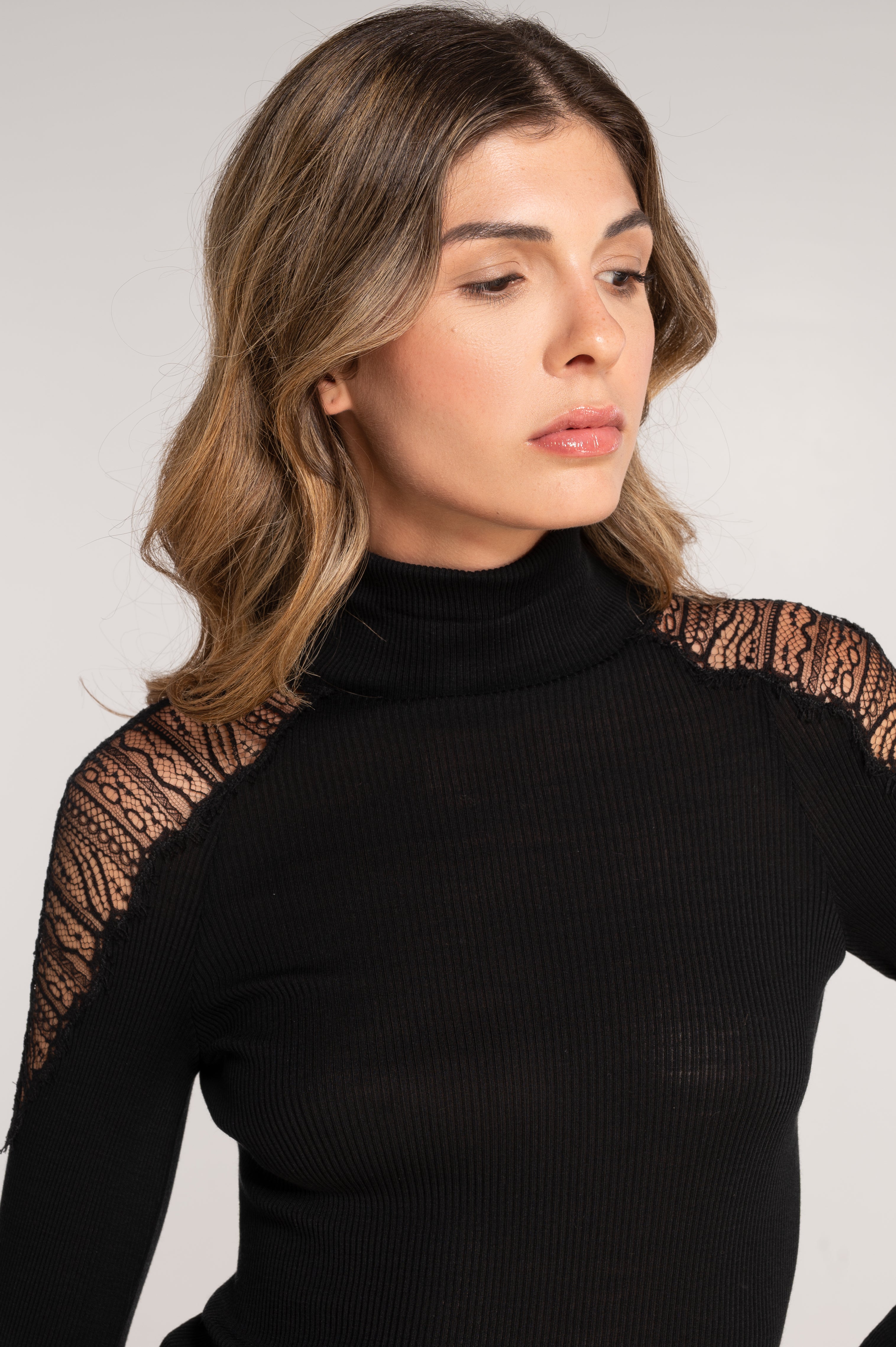 Blusa Cuello Alto Mujer Oscalito 7416 – Lana Merino, Seda y Encaje Chantilly