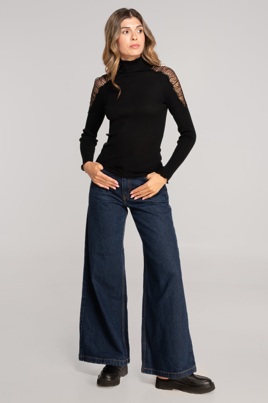 Blusa Cuello Alto Mujer Oscalito 7416 – Lana Merino, Seda y Encaje Chantilly