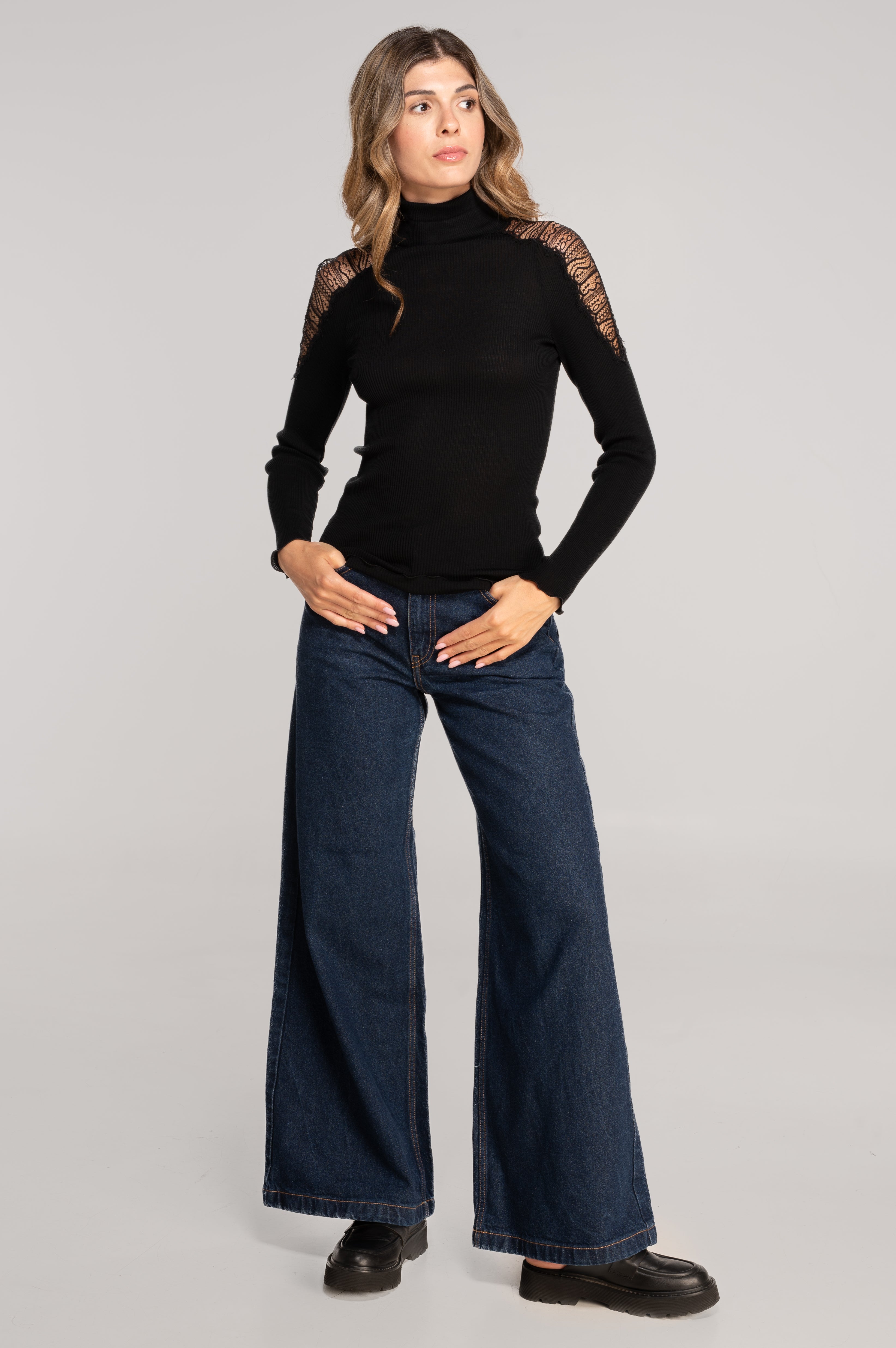 Blusa Cuello Alto Mujer Oscalito 7416 – Lana Merino, Seda y Encaje Chantilly
