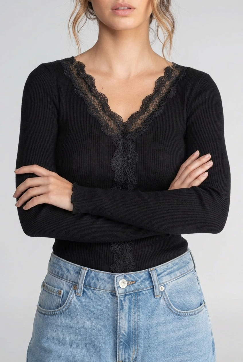 Blusa escote V con encaje — Merino y seda · 7431