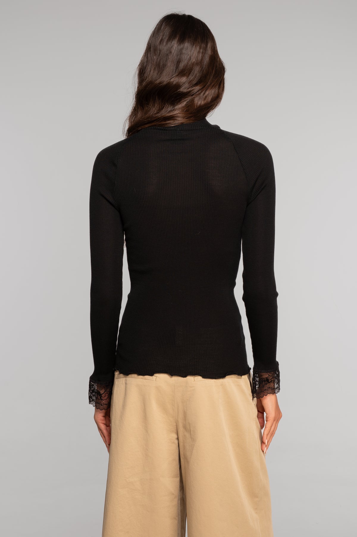 Top cuello alto con encaje — Merino y seda · 7802