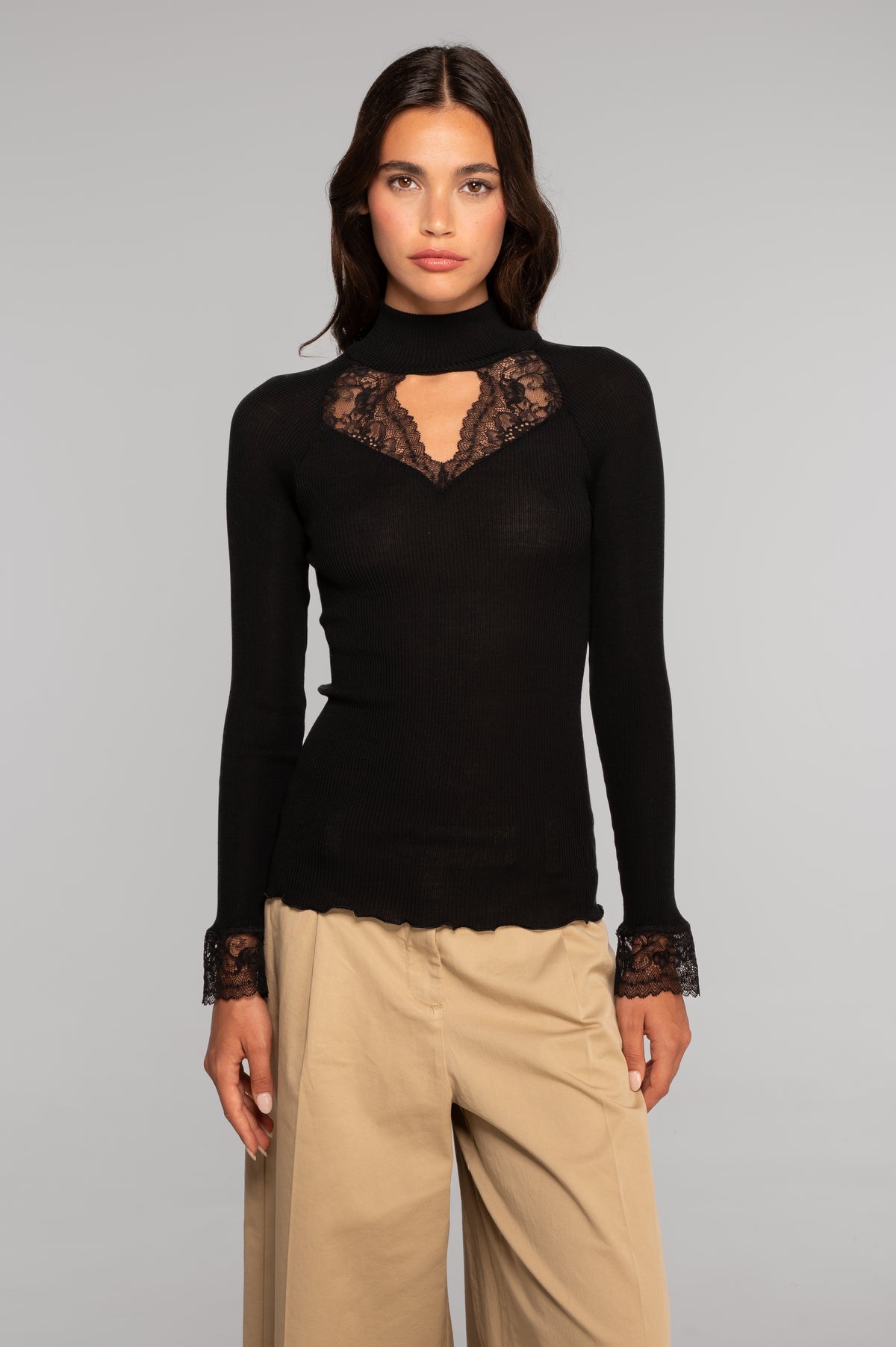 Top cuello alto con encaje — Merino y seda · 7802